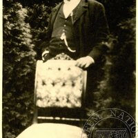 Antonín Dvořák stojící za židlí