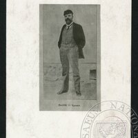 Antonín Dvořák stojící před domem na Vysoké