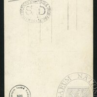 Antonín Dvořák stojící před domem na Vysoké