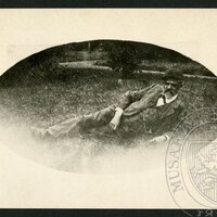 Antonín Dvořák ležící v trávě