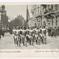Pohřební průvod A. Dvořáka - skupina studentů v historických stejnokrojích s praporem