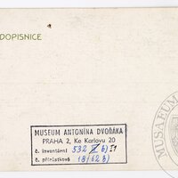 Pohřební průvod A. Dvořáka - skupina studentů v historických stejnokrojích s praporem