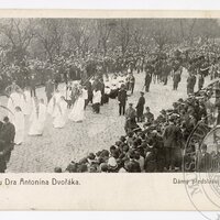 Dámy představující 9 Múz z pohřebního průvodu A. Dvořáka