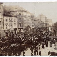 Pohřební průvod Antonína Dvořáka v jihozápadní části Karlova náměstí