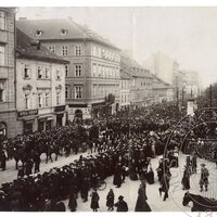 Pohřební průvod Antonína Dvořáka v jihozápadní části Karlova náměstí