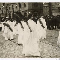 Pohřební průvod Antonína Dvořáka - múzy