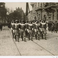 Pohřební průvod A. Dvořáka - skupina studentů v historických stejnokrojích s praporem