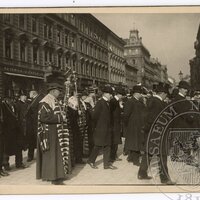 Pohřební průvod Antonína Dvořáka - představitelé univerzity