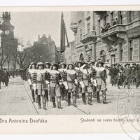 Pohřební průvod A. Dvořáka - skupina studentů v historických stejnokrojích s praporem
