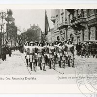 Pohřební průvod A. Dvořáka - skupina studentů v historických stejnokrojích s praporem