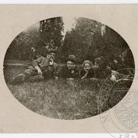 Antonín Dvořák s dětmi v trávě na Vysoké