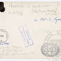 Antonín Dvořák s dětmi v trávě na Vysoké