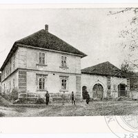 Antonín Dvořák před rodným domem