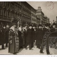 Pohřební průvod Antonína Dvořáka - představitelé univerzity