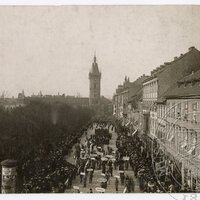 Pohřební průvod Antonína Dvořáka v severovýchodní části Karlova náměstí