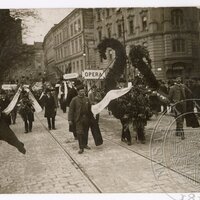 Pohřební průvod A. Dvořáka - Sokolové s lyrou na Smetanově nábřeží