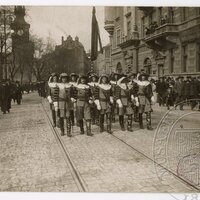 Pohřební průvod A. Dvořáka - skupina studentů v historických stejnokrojích s praporem