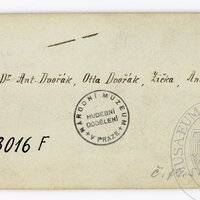 Antonín Dvořák ležící v trávě s dětmi